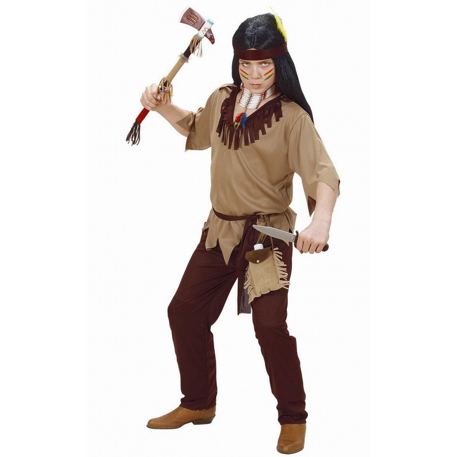 Person in stereotyper Indianerverkleidung mit Tomahawk und Gesichtsbemalung. Person in stereotyper Indianerverkleidung mit Tomahawk und Gesichtsbemalung.