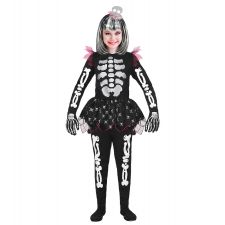 Kind im Skelettkostüm mit Tutu, Handschuhen, Streifenperücke und Totenkopf-Haarreif lächelt in die Kamera.