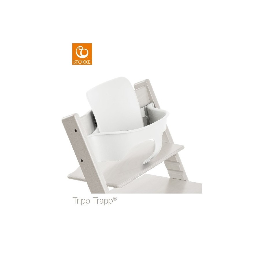 Weißer Stokke Tripp Trapp Hochstuhl mit weißem Babyeinsatz vor weißem Hintergrund. Weißer Stokke Tripp Trapp Hochstuhl mit weißem Babyeinsatz vor weißem Hintergrund.