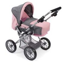 Rosa-grauer Kinderwagen mit Verdeck und vier großen Rädern vor weißem Hintergrund.