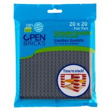 Blaue Verpackung mit grauen Open Bricks Basisplatten 20x20, Aufschrift Time to stack! und Gebäudeabbildung.