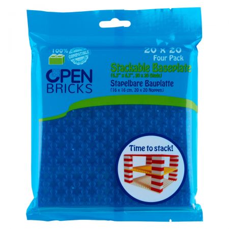 Blaue Verpackung mit Open Bricks stapelbaren Basisplatten 20x20, Time to stack!-Aufdruck und Ziegelmuster.