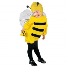 Lächelndes Kind im Bienenkostüm mit schwarzen Streifen, Flügeln und Fühlern posiert spielerisch.