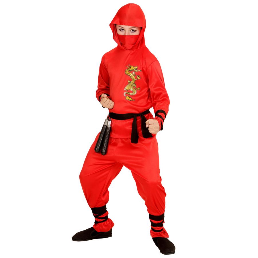 Person in rotem Ninja-Kostüm mit Drachenmotiv, hält Nunchakus und posiert in Kampfhaltung. Person in rotem Ninja-Kostüm mit Drachenmotiv, hält Nunchakus und posiert in Kampfhaltung.