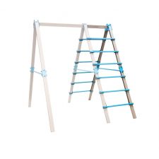 Metallleiter in A-Form mit blauen Akzenten vor weißem Hintergrund.