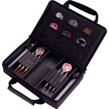 Schwarzes Etui, geöffnet, mit sechs Darts und Ersatz-Flights, ordentlich in Fächern und Schaumeinsätzen sortiert.