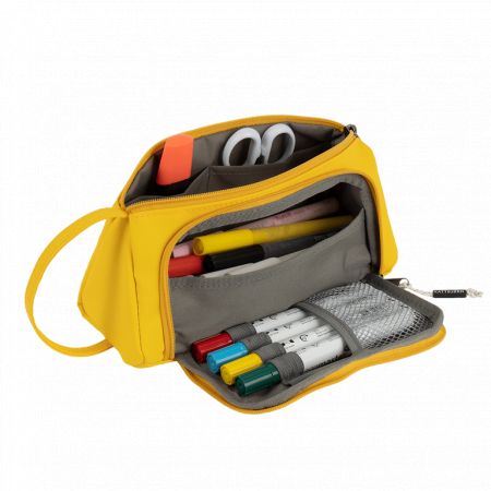 Ein gelbes Federmäppchen ist offen und zeigt ordentlich sortierte Stifte, Marker, Schere und weiteres Zubehör.