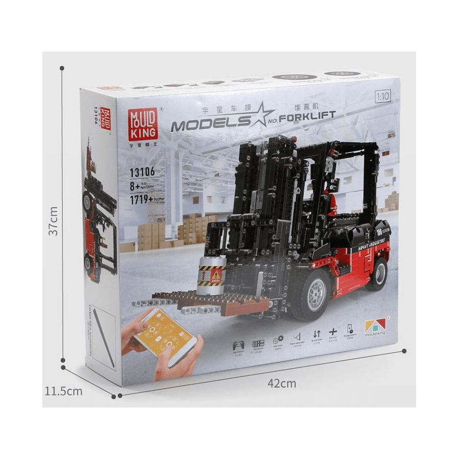 Box des Mould King Gabelstapler-Bausatzes mit Maßen, Staplerabbildung und Hand mit Smartphone-App. Box des Mould King Gabelstapler-Bausatzes mit Maßen, Staplerabbildung und Hand mit Smartphone-App.
