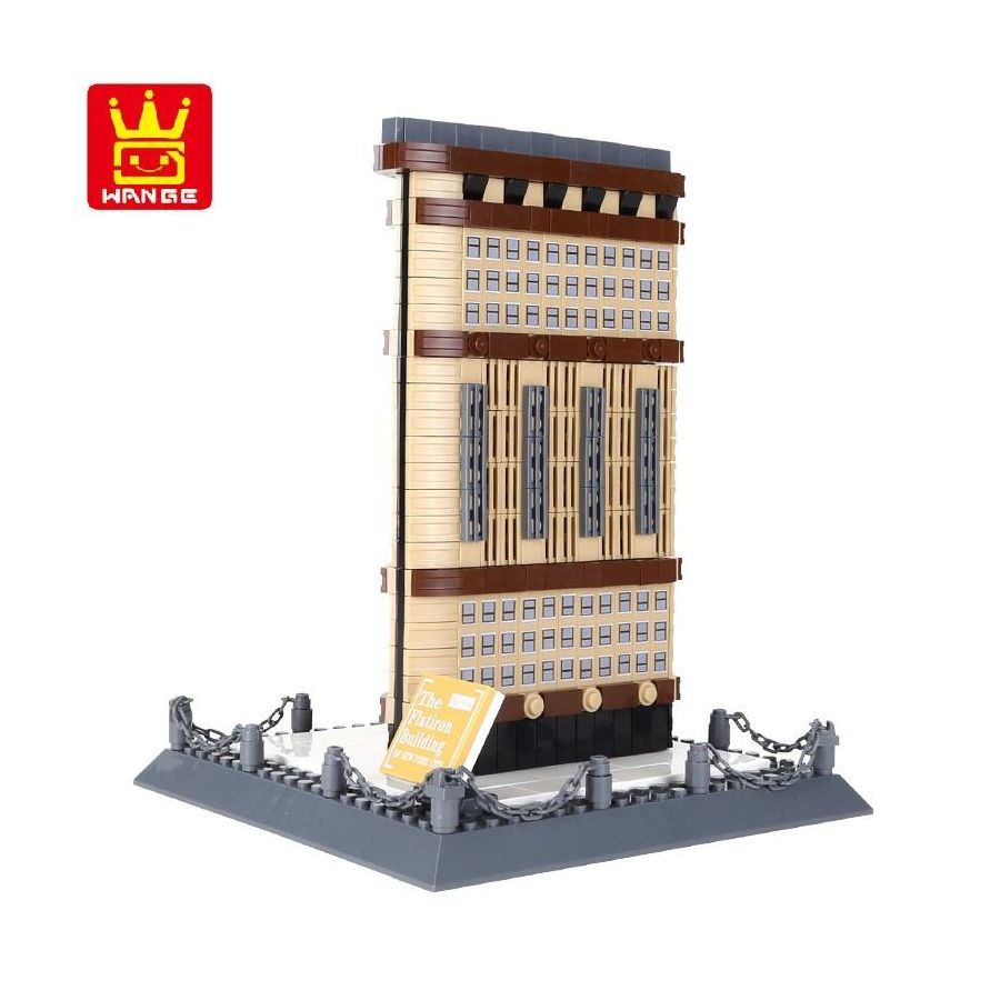 Beiges Spielzeugmodell eines hohen Gebäudes mit Schild auf grauer Basis, Kettenzaun und Wange-Logo.