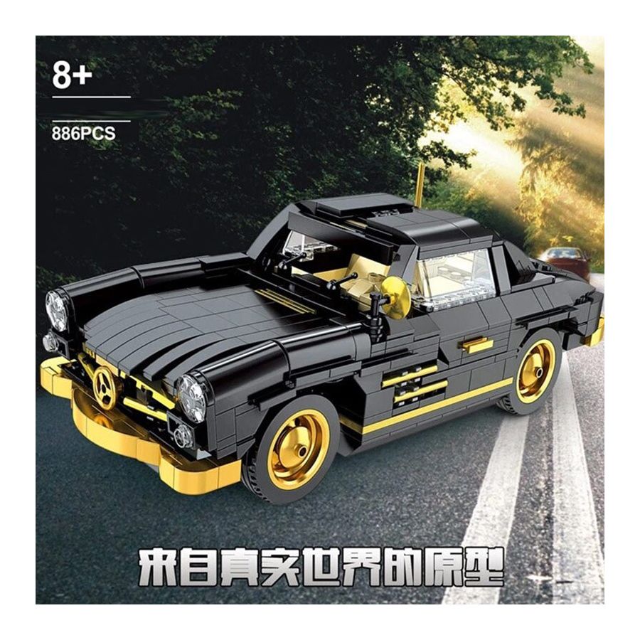 Schwarz-goldenes Spielzeugauto-Bauset (886 Teile) auf einer Straße, empfohlen ab 8 Jahren.