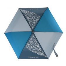 Blauer und grauer Regenschirm mit Blumenmuster auf zwei Segmenten, von oben vor weißem Hintergrund gesehen.