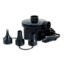 Schwarze elektrische Luftpumpe mit drei Düsenaufsätzen und Auto-Adapter, auf weißem Hintergrund abgebildet.