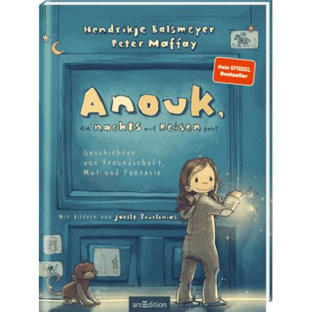Buchcover von Anouk, die nachts auf Reisen geht: Ein Mädchen mit leuchtendem Teddy in einem gemütlichen Zimmer.