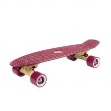 Kleines rotes Skateboard mit profilierter Oberfläche und vier roten Rollen vor weißem Hintergrund.