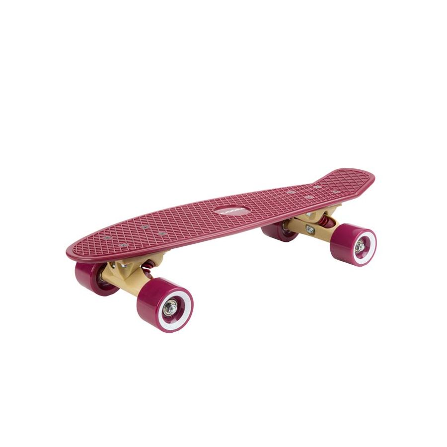 Kleines rotes Skateboard mit profilierter Oberfläche und vier roten Rollen vor weißem Hintergrund. Kleines rotes Skateboard mit profilierter Oberfläche und vier roten Rollen vor weißem Hintergrund.