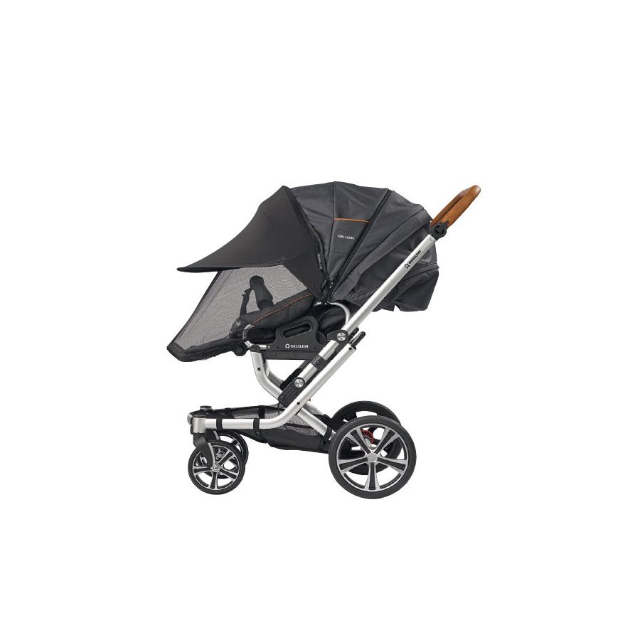 Schwarzer Kinderwagen mit Sonnenschutz und Netzabdeckung, seitlich auf weißem Hintergrund abgebildet.