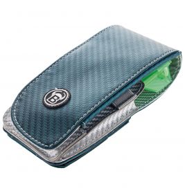 Blaues Etui mit Carbonfaser-Muster, Knopf-Logo und sichtbarer grüner Brille im Inneren.