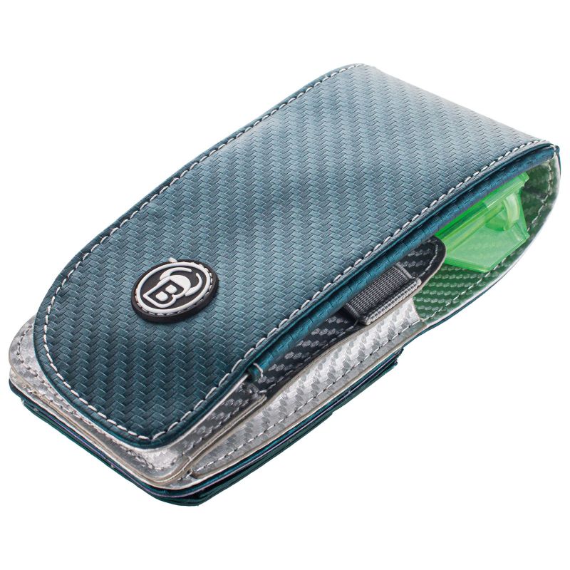 Blaues Etui mit Carbonfaser-Muster, Knopf-Logo und sichtbarer grüner Brille im Inneren. Blaues Etui mit Carbonfaser-Muster, Knopf-Logo und sichtbarer grüner Brille im Inneren.