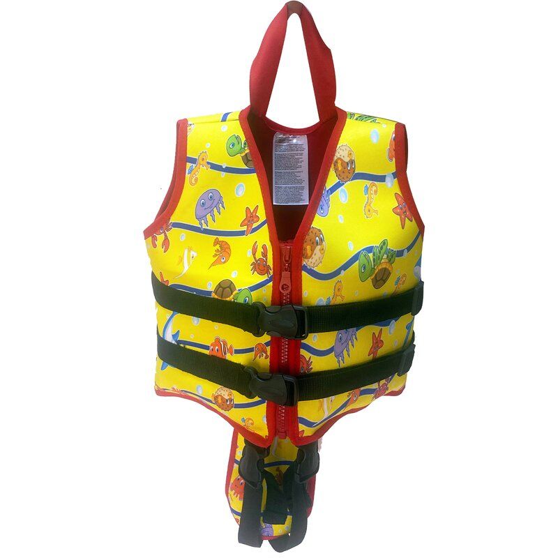 Gelbe Kinder-Schwimmweste mit bunten Meeresmotiven, schwarzen Gurten und rotem Griff oben. Gelbe Kinder-Schwimmweste mit bunten Meeresmotiven, schwarzen Gurten und rotem Griff oben.