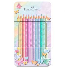 Pastellfarbene Faber-Castell-Stifte mit Schmetterlingen auf weichem Regenbogen-Hintergrund.