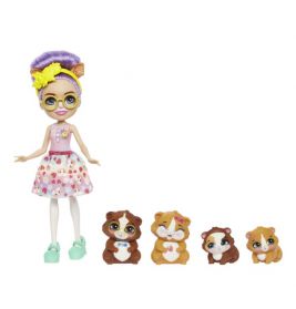 Puppe mit Brille und vier Spielzeug-Meerschweinchen in einer Reihe auf weißem Hintergrund.