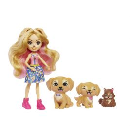 Puppe mit langen blonden Haaren, zwei Spielzeughunden und einem kleinen Eichhörnchen auf weißem Hintergrund.