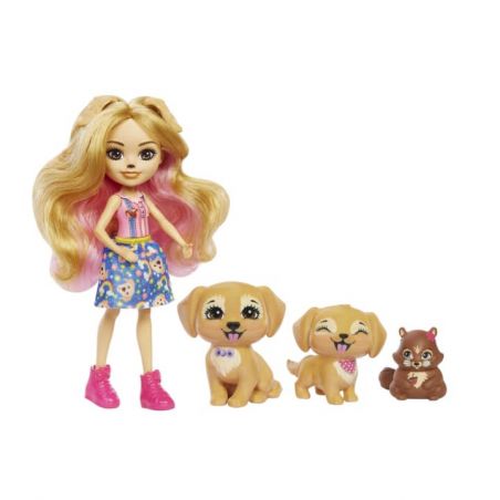 Puppe mit langen blonden Haaren, zwei Spielzeughunden und einem kleinen Eichhörnchen auf weißem Hintergrund. Puppe mit langen blonden Haaren, zwei Spielzeughunden und einem kleinen Eichhörnchen auf weißem Hintergrund.
