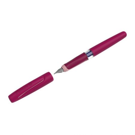 Ein pinker Füller mit abgenommener Kappe, der neben dem Stift liegt. Ein pinker Füller mit abgenommener Kappe, der neben dem Stift liegt.