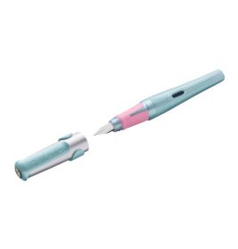 Ein blau-rosafarbener Füller mit abgenommener Kappe, der neben dem Stift liegt.