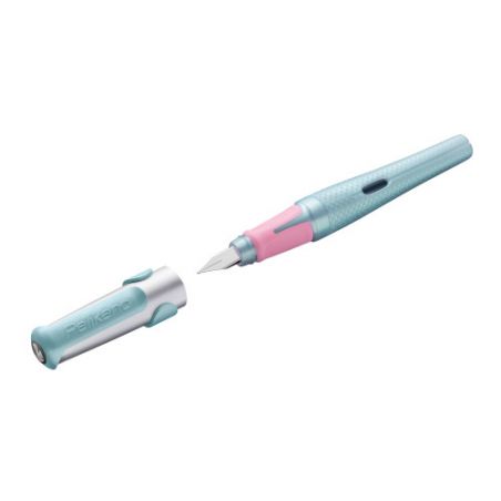 Ein blau-rosafarbener Füller mit abgenommener Kappe, der neben dem Stift liegt. Ein blau-rosafarbener Füller mit abgenommener Kappe, der neben dem Stift liegt.