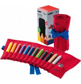 Bunte Marker in roter Rolltasche mit blauem Band, neben der Produktverpackung.