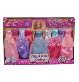 Puppenset in Box mit sechs bunten Kleidern, Schuhen, Taschen und Zubehör Aufschrift: Mode Deluxe.