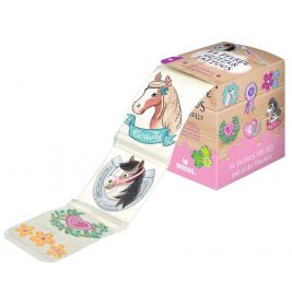 Eine Rolle temporärer Tattoos mit Pferdemotiven liegt entrollt neben einer rosa-braunen Schachtel.