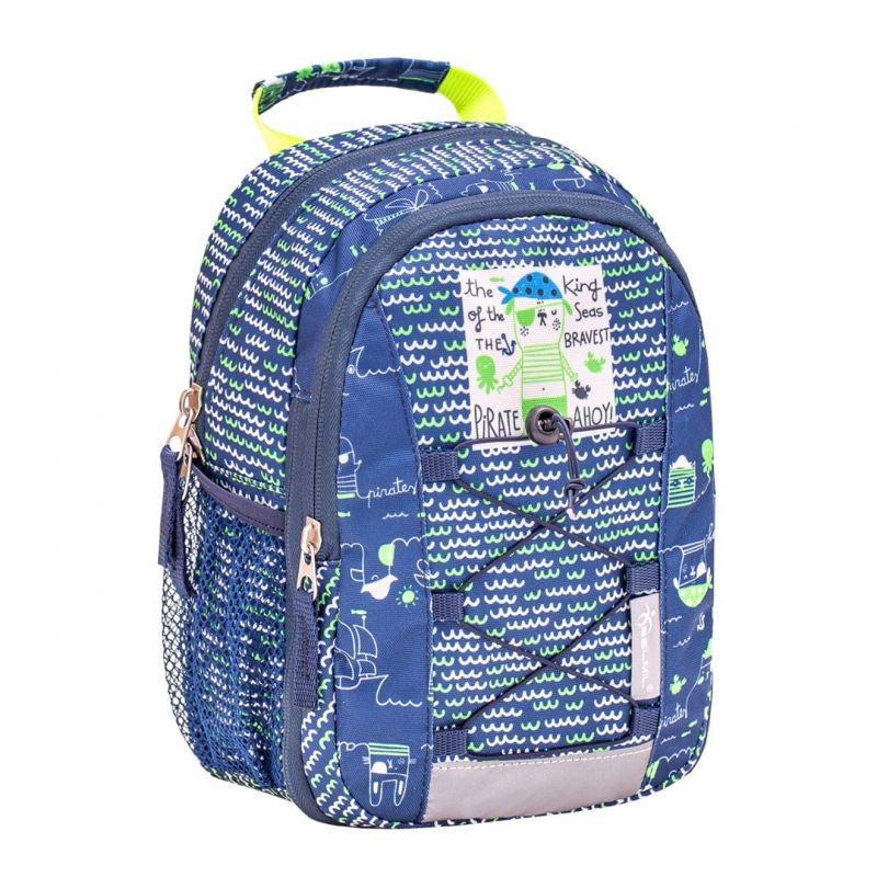 Blauer Kinderrucksack mit maritimen Mustern wie Schiffen und Wellen sowie dem Schriftzug Pirat Ahoi!. Blauer Kinderrucksack mit maritimen Mustern wie Schiffen und Wellen sowie dem Schriftzug Pirat Ahoi!.