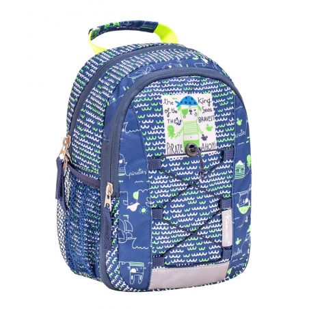 Blauer Kinderrucksack mit maritimen Mustern wie Schiffen und Wellen sowie dem Schriftzug Pirat Ahoi!.