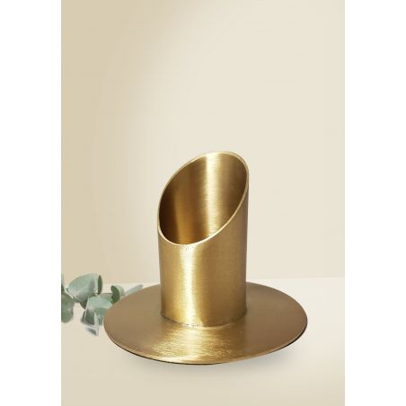 Messing-Stifthalter mit schräger Oberseite auf rundem Sockel, daneben einige grüne Blätter. Messing-Stifthalter mit schräger Oberseite auf rundem Sockel, daneben einige grüne Blätter.