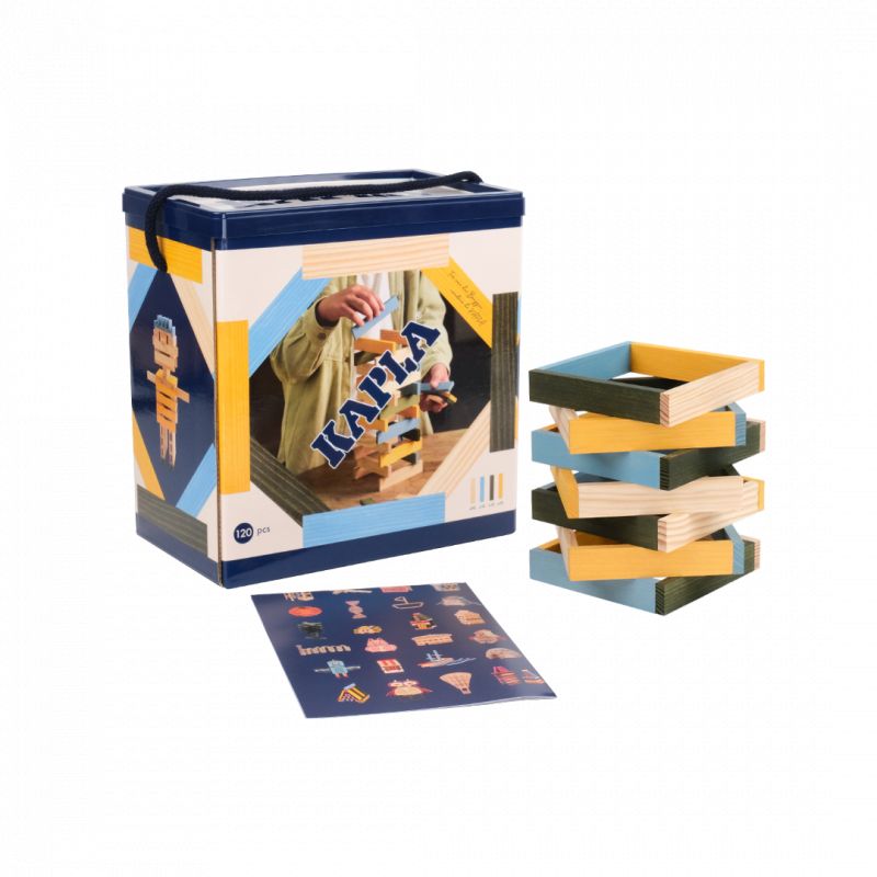 Kapla-Holzbauklötze in einer Box mit Anleitung, daneben gestapelte bunte Planken.