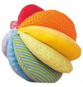 Bunter Plüschball aus sechs strukturierten Stoffsegmenten in Rot, Orange, Gelb, Grün, Blau und Hellblau.