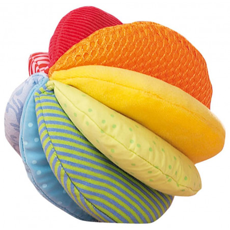 Bunter Plüschball aus sechs strukturierten Stoffsegmenten in Rot, Orange, Gelb, Grün, Blau und Hellblau. Bunter Plüschball aus sechs strukturierten Stoffsegmenten in Rot, Orange, Gelb, Grün, Blau und Hellblau.