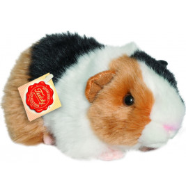 Ein Stoffmeerschweinchen mit braunem, schwarzem und weißem Fell sowie rotem Etikett am Ohr.