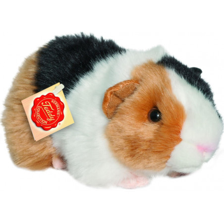 Ein Stoffmeerschweinchen mit braunem, schwarzem und weißem Fell sowie rotem Etikett am Ohr.