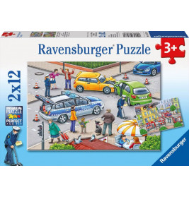 Unfallillustration auf dem Ravensburger Mit Blaulicht unterwegs Puzzle (2x12 Teile) für Kinder ab 3 Jahren.