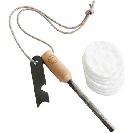 Feuerstarter-Set mit Schlageisen, Holzgriff, Kordel, Metallwerkzeug und runden Wattepads.