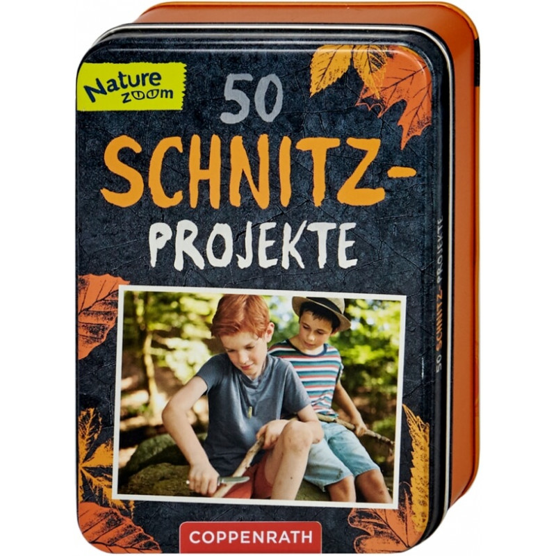 Blechdose 50 Schnitz-Projekte mit zwei Kindern beim Schnitzen im Freien, verziert mit Herbstblättern.