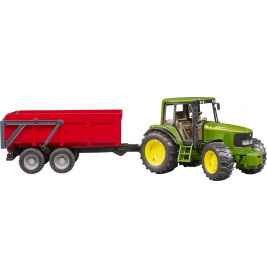 Grüner Traktor mit großen gelben Rädern zieht einen roten Anhänger vor weißem Hintergrund.