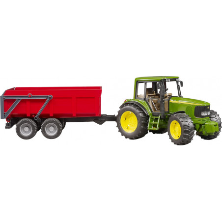 Grüner Traktor mit großen gelben Rädern zieht einen roten Anhänger vor weißem Hintergrund.