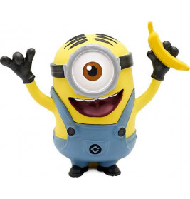 Ein einäugiges gelbes Minion-Spielzeug in blauer Latzhose hält eine Banane und winkt auf weißem Hintergrund.