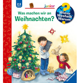 Zwei Kinder öffnen Weihnachtsgeschenke neben einem geschmückten Baum mit Kugeln und Kerzen.