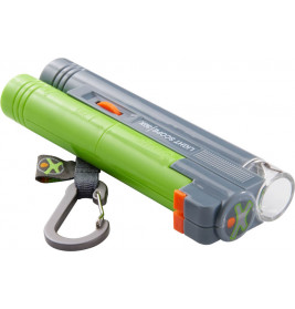 Grün-graue Taschenlampe mit Karabiner und orangenen Akzenten liegt auf weißem Hintergrund.