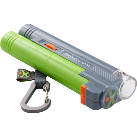 Grün-graue Taschenlampe mit Karabiner und orangenen Akzenten liegt auf weißem Hintergrund.